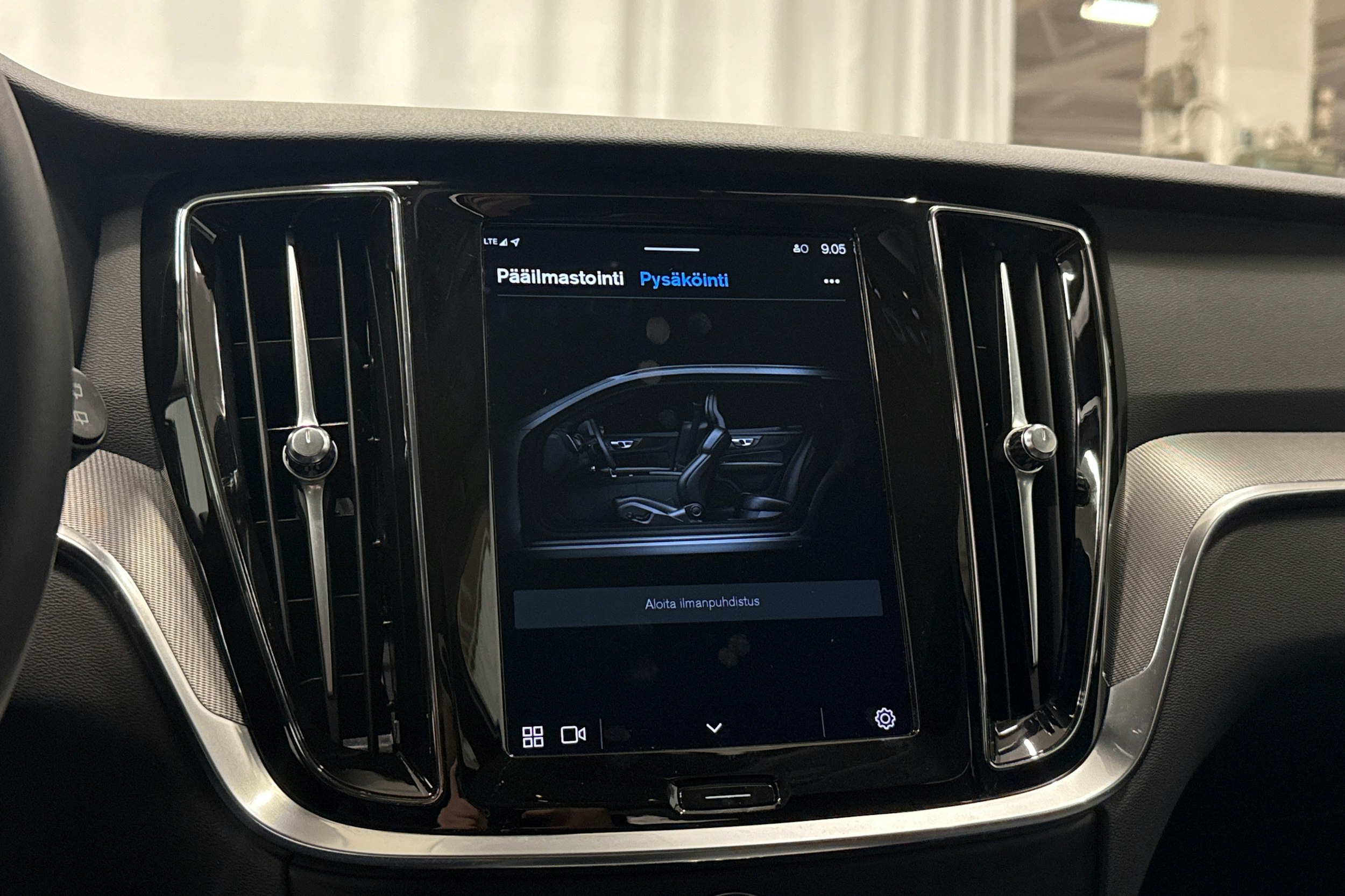 musta Volvo V60 Cross Country 2023 kuva 20.