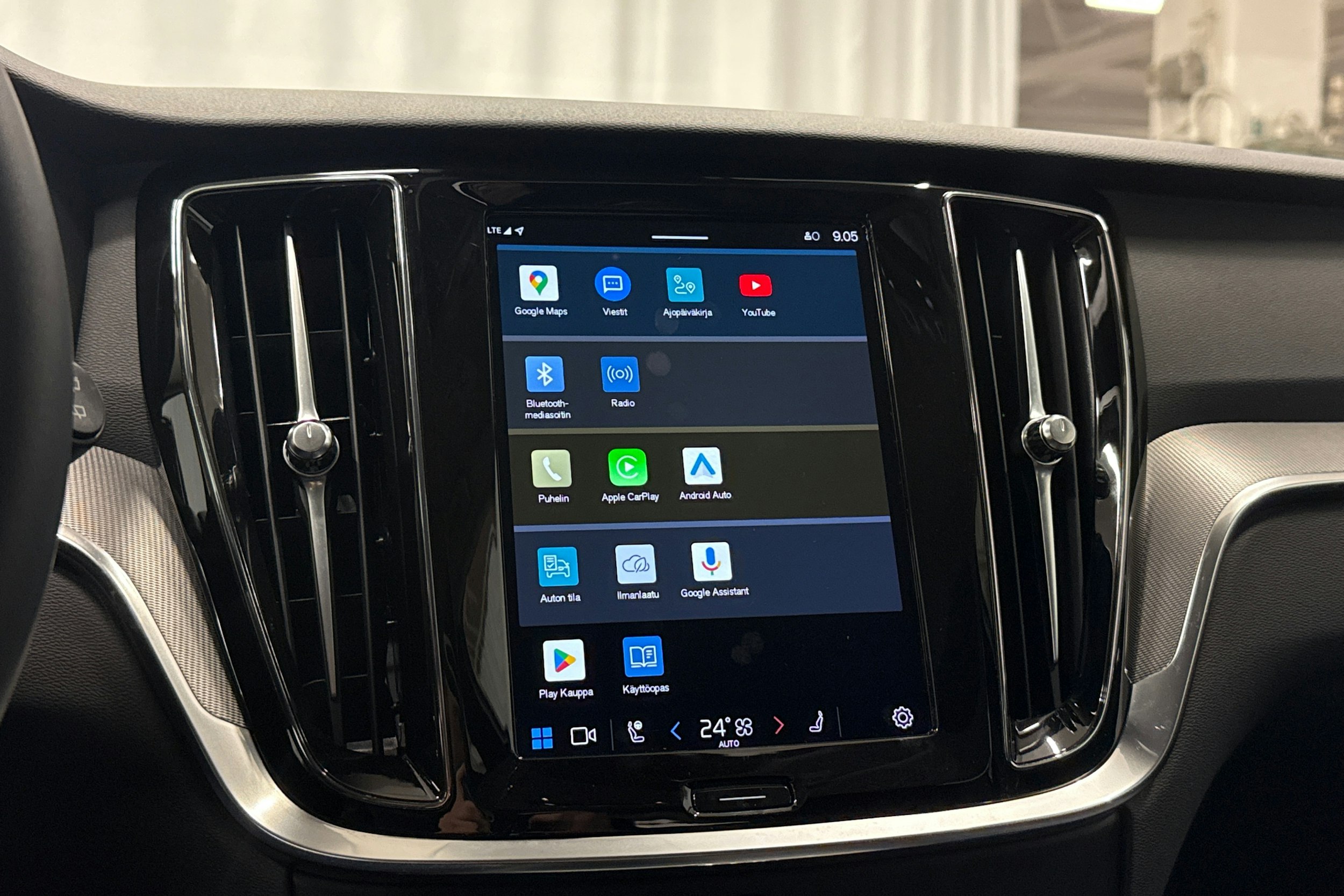 musta Volvo V60 Cross Country 2023 kuva 21.