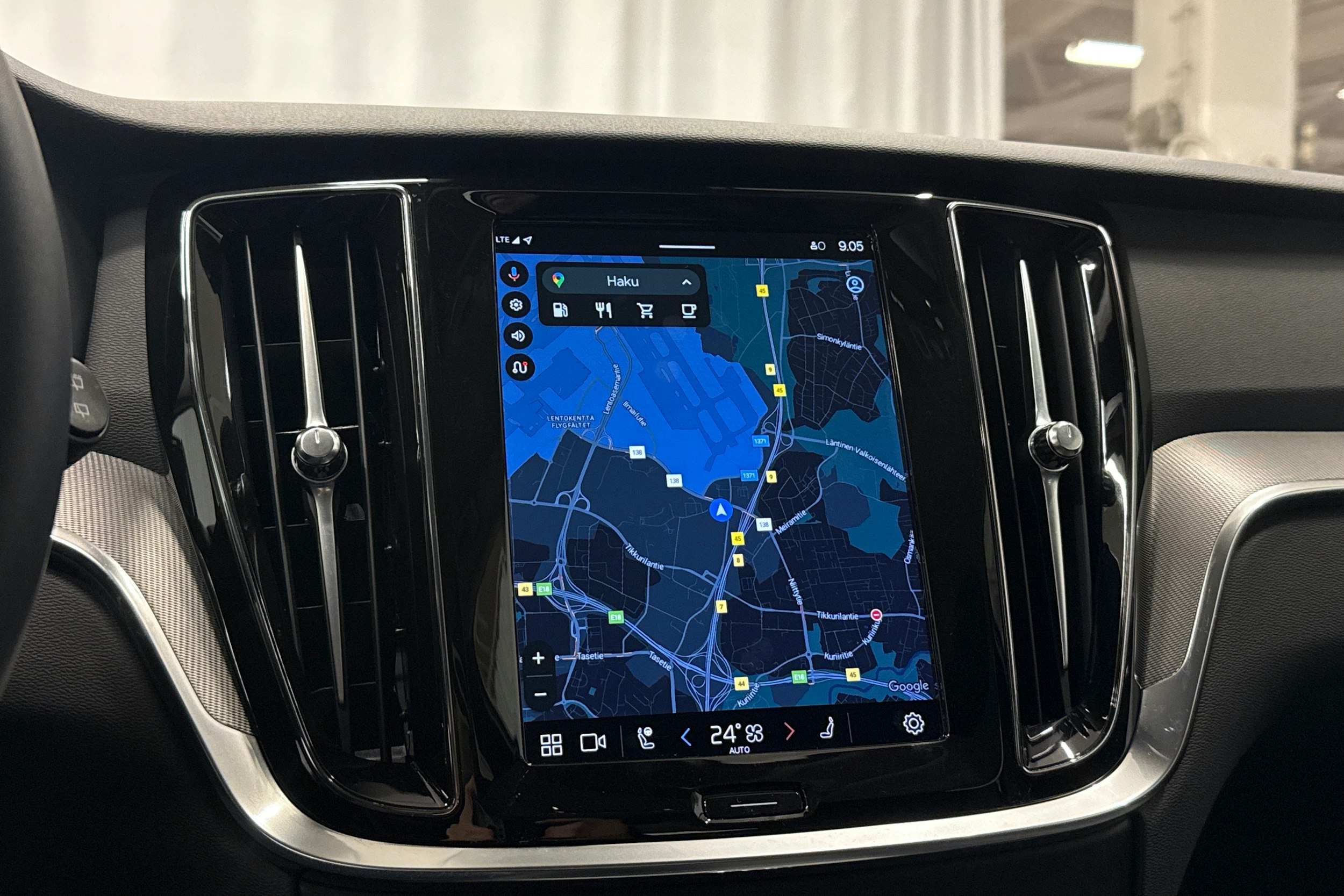 musta Volvo V60 Cross Country 2023 kuva 22.