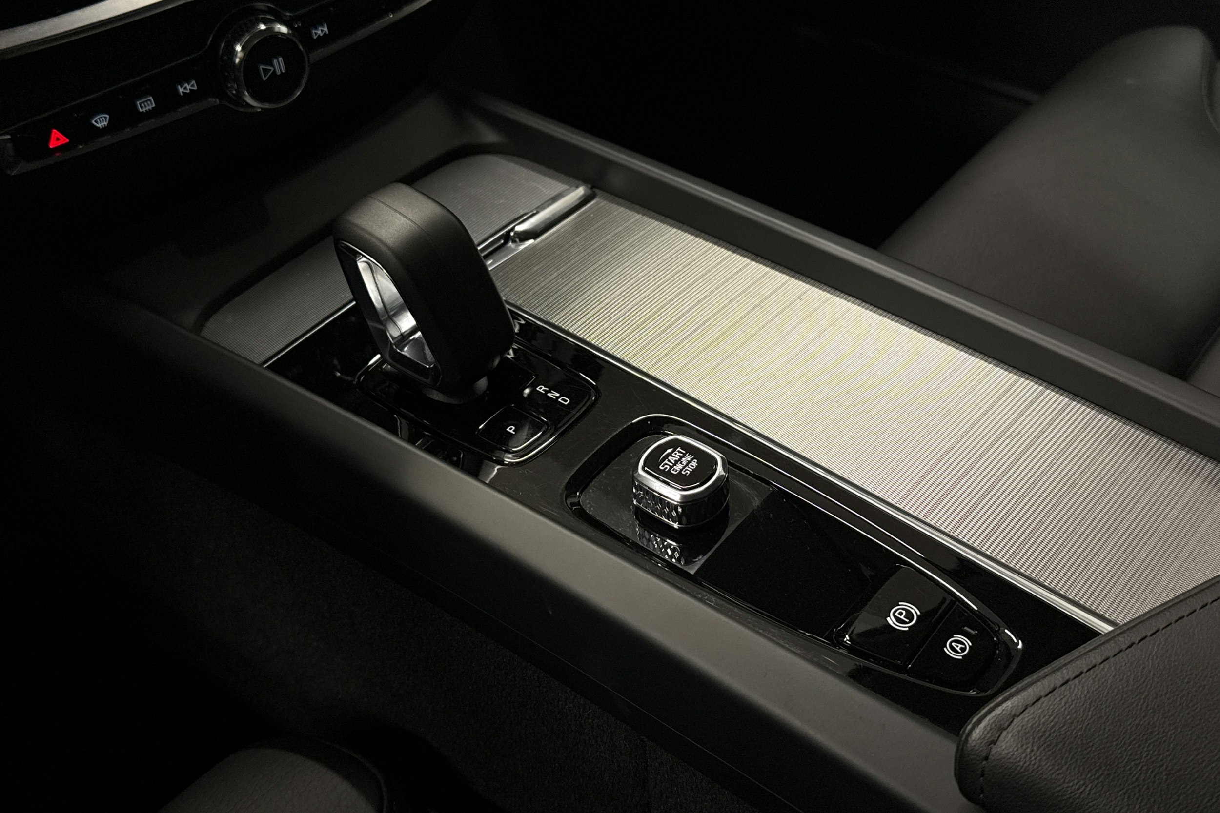 musta Volvo V60 Cross Country 2023 kuva 23.