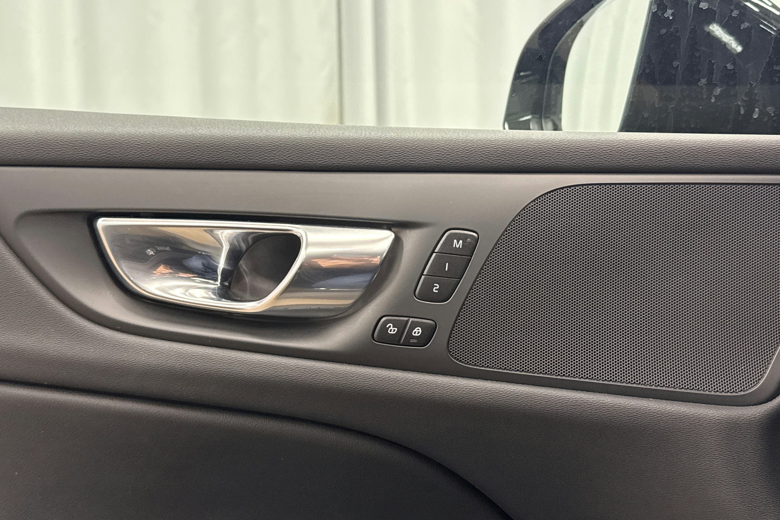 musta Volvo V60 Cross Country 2023 kuva 24.