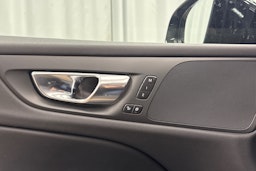 musta Volvo V60 Cross Country 2023 kuva 24.