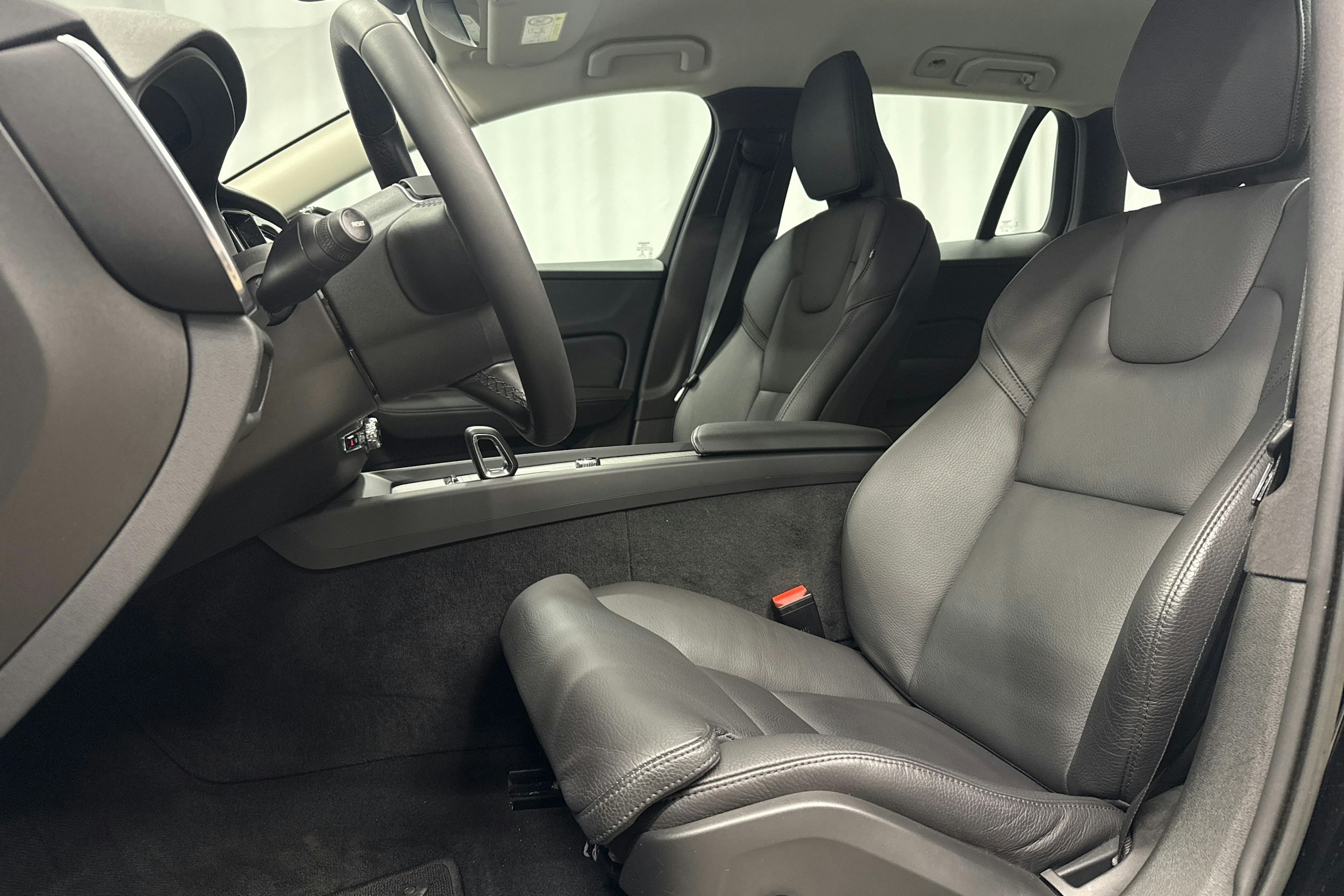 musta Volvo V60 Cross Country 2023 kuva 25.