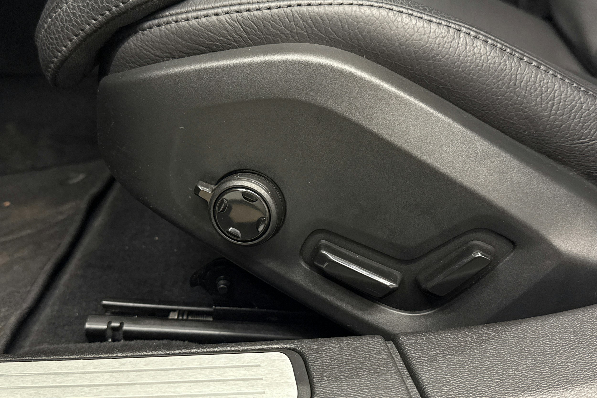 musta Volvo V60 Cross Country 2023 kuva 26.