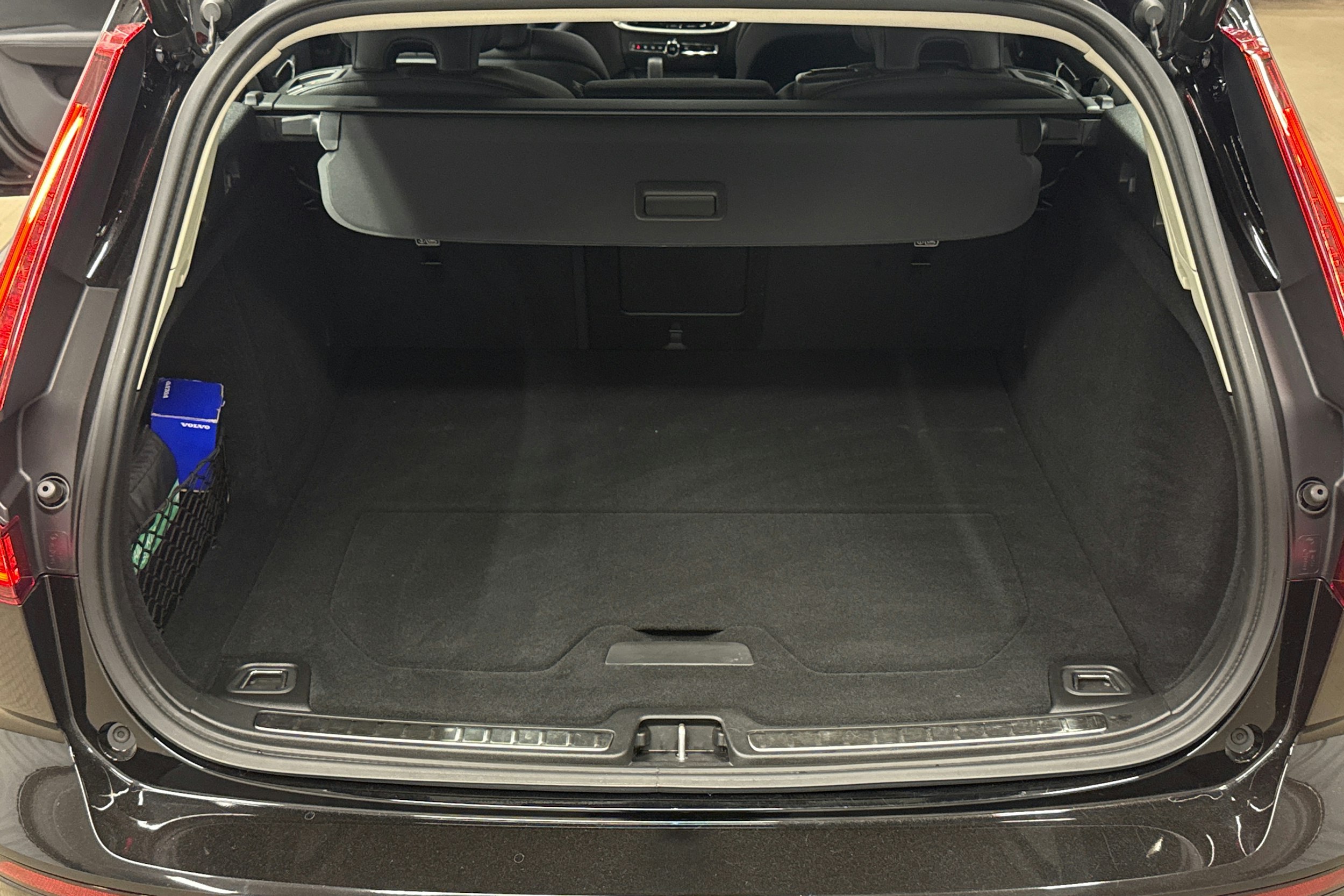 musta Volvo V60 Cross Country 2023 kuva 27.