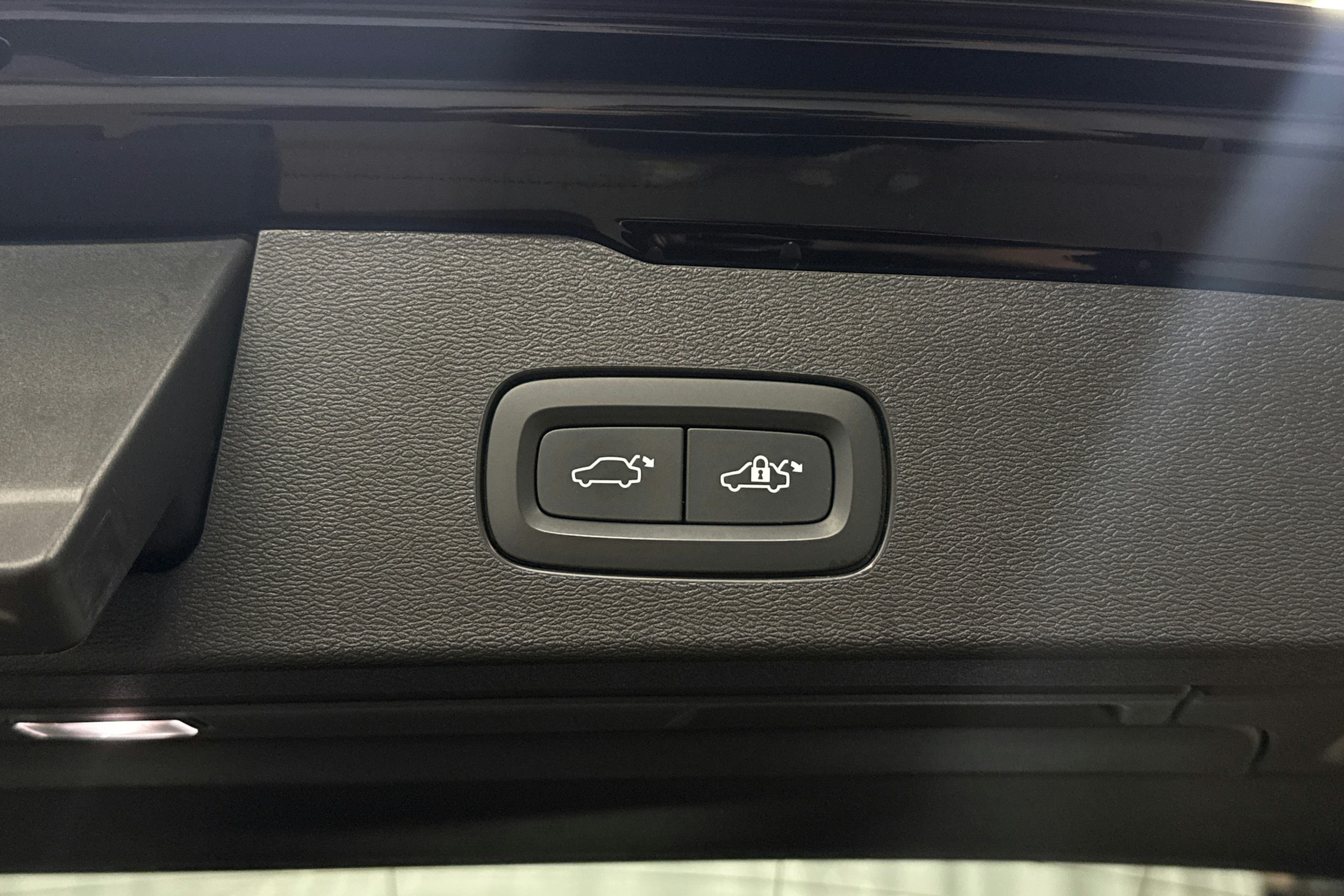 musta Volvo V60 Cross Country 2023 kuva 28.