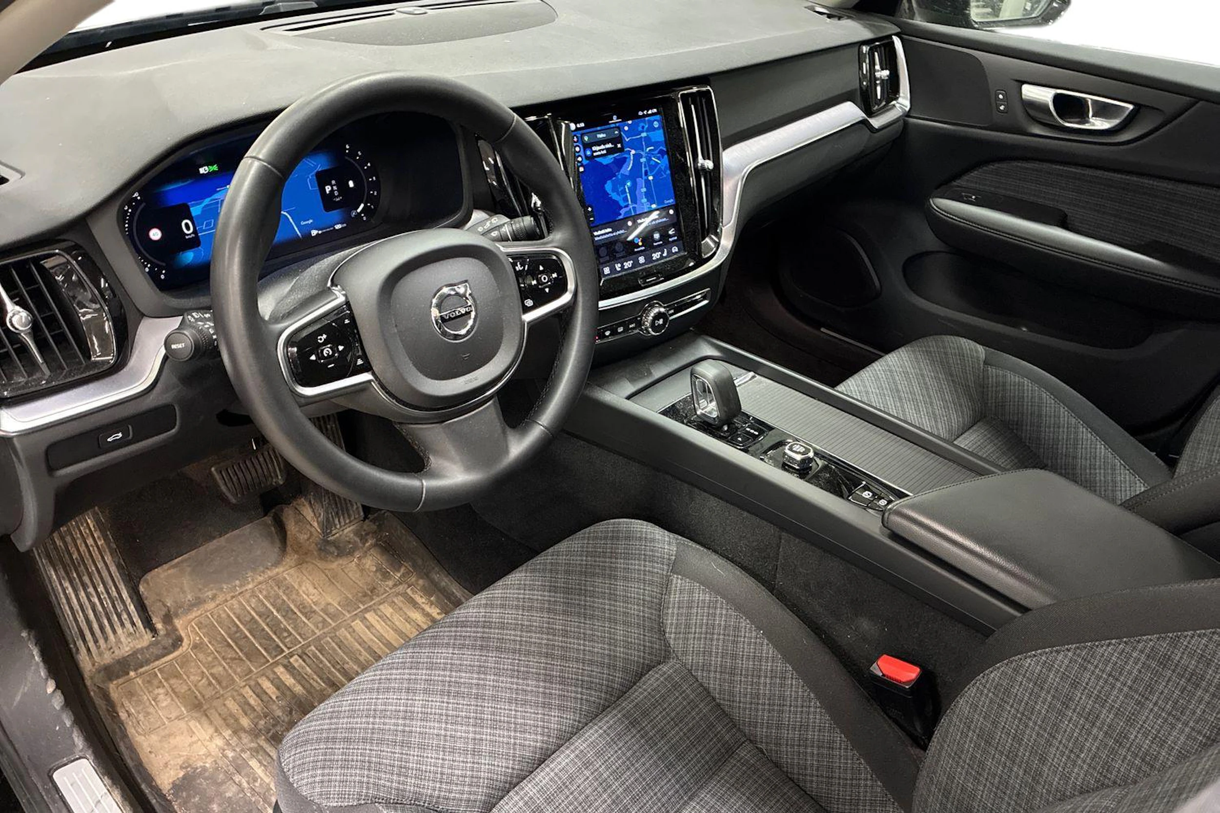 musta Volvo V60 Cross Country 2023 kuva 3.