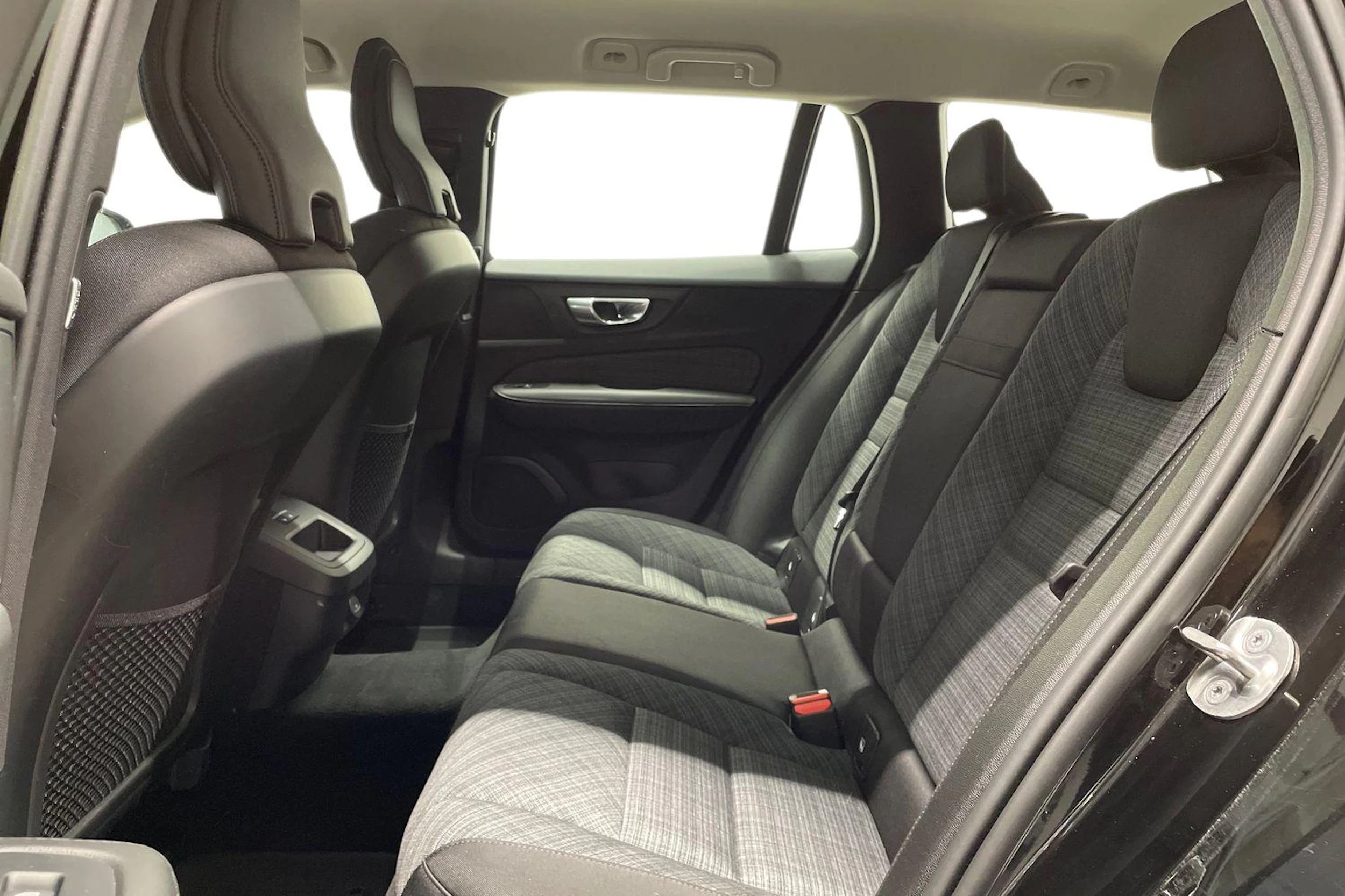 musta Volvo V60 Cross Country 2023 kuva 8.