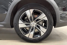 musta Volvo V60 Cross Country 2023 kuva 10.