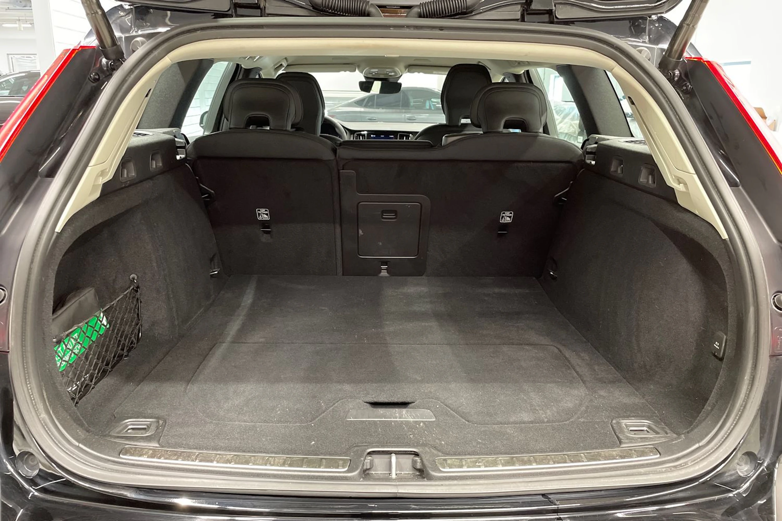 musta Volvo V60 Cross Country 2023 kuva 12.
