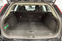 musta Volvo V60 Cross Country 2023 kuva 12.