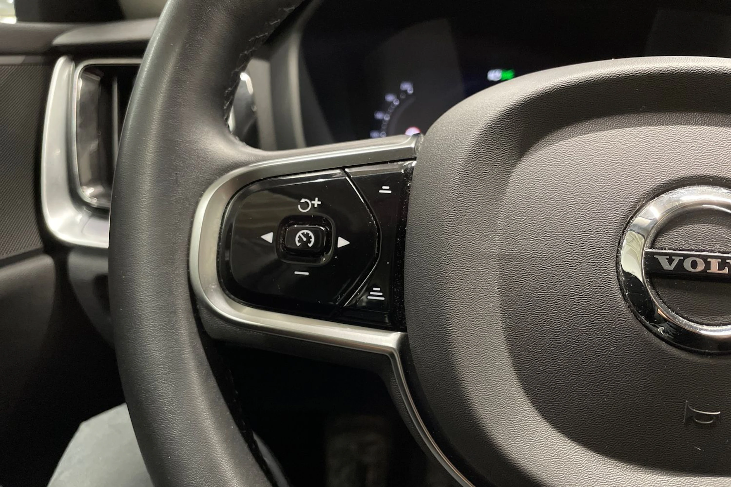 musta Volvo V60 Cross Country 2023 kuva 19.