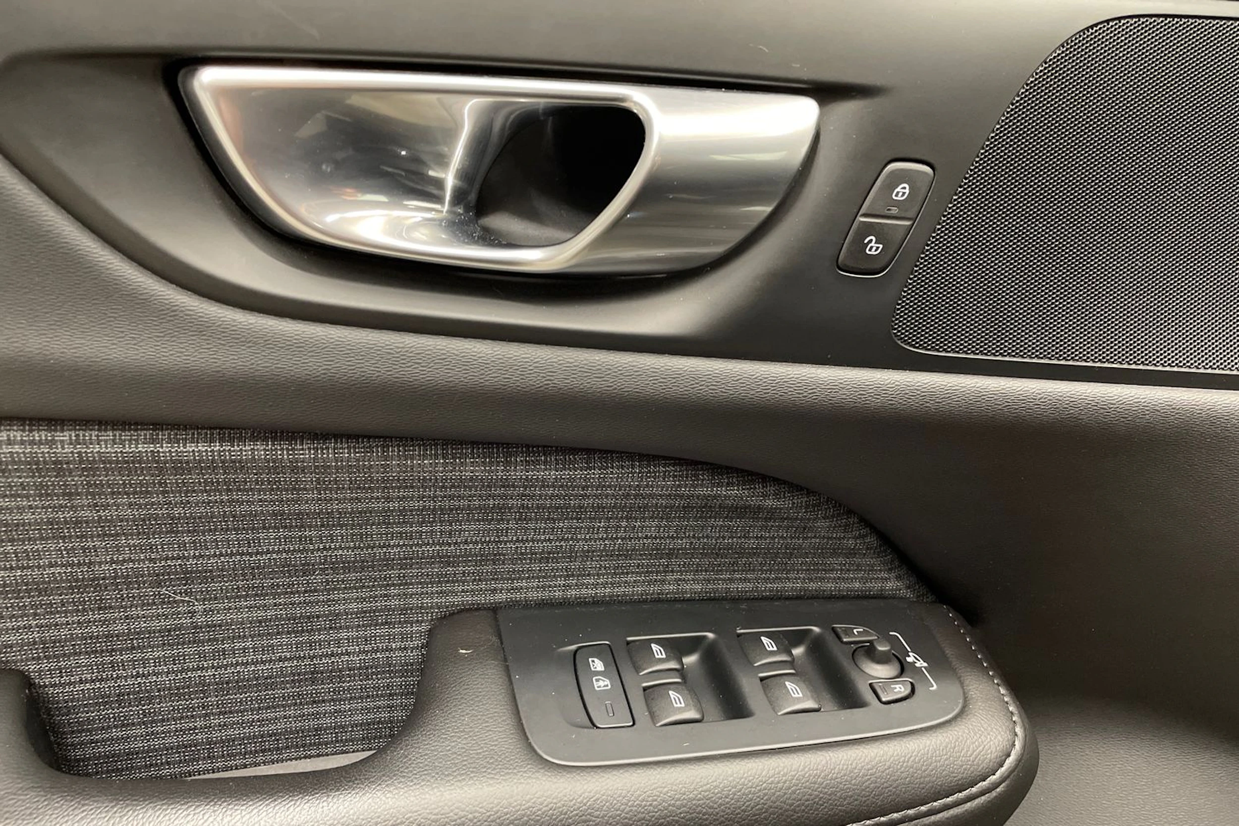musta Volvo V60 Cross Country 2023 kuva 21.