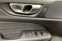 musta Volvo V60 Cross Country 2023 kuva 21.