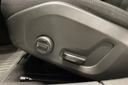 musta Volvo V60 Cross Country 2023 kuva 22.