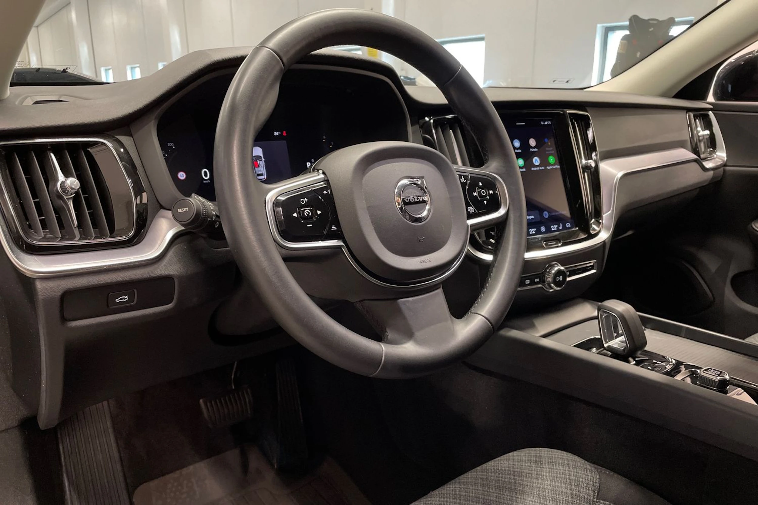 musta Volvo V60 Cross Country 2023 kuva 23.