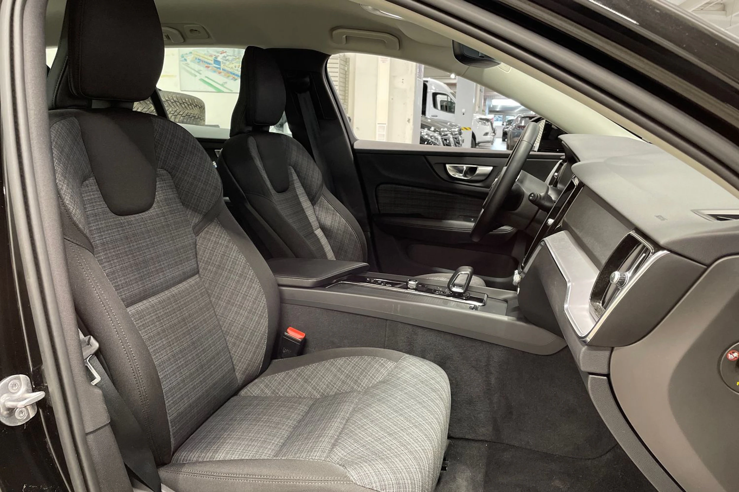 musta Volvo V60 Cross Country 2023 kuva 24.