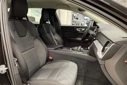 musta Volvo V60 Cross Country 2023 kuva 24.
