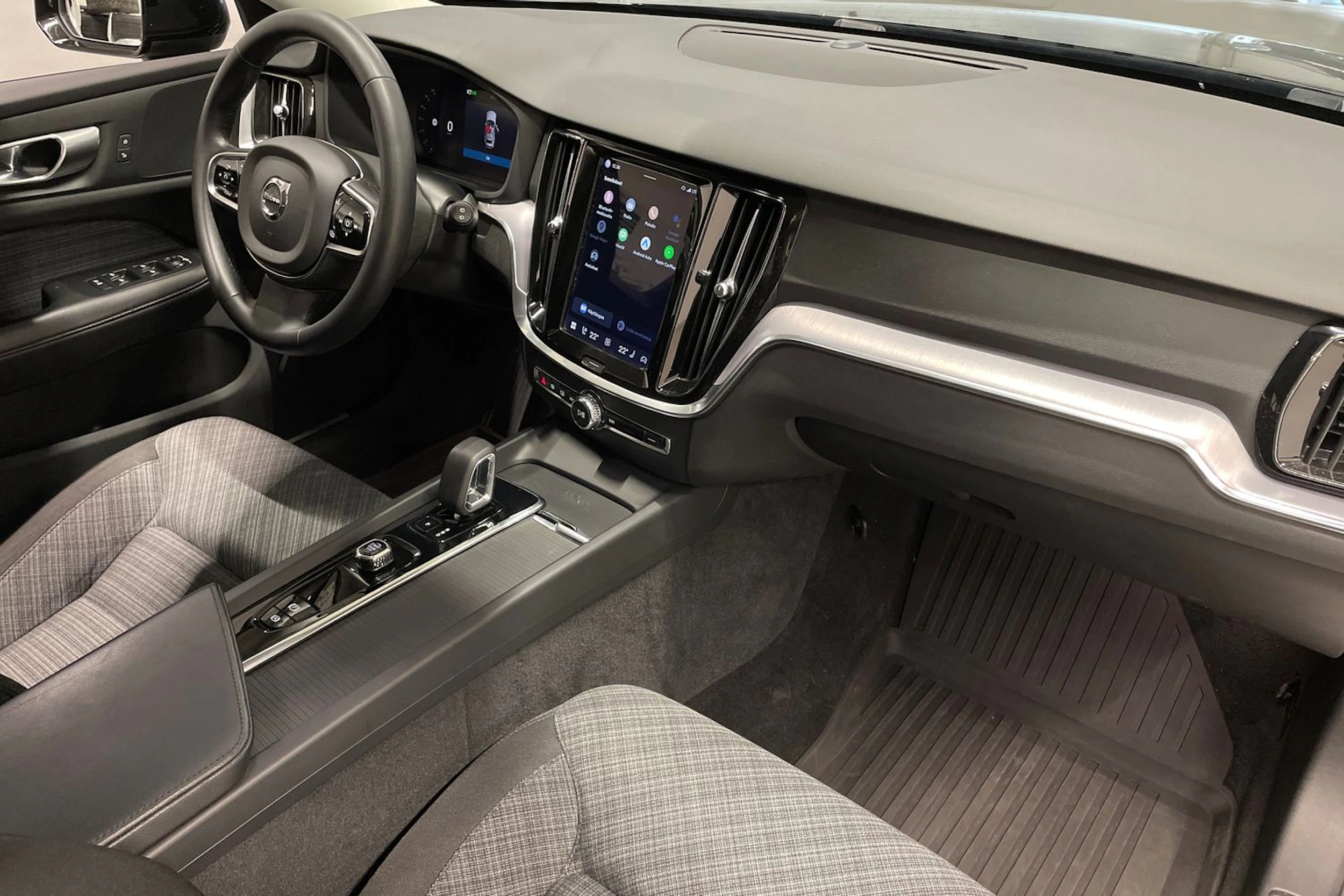 musta Volvo V60 Cross Country 2023 kuva 25.