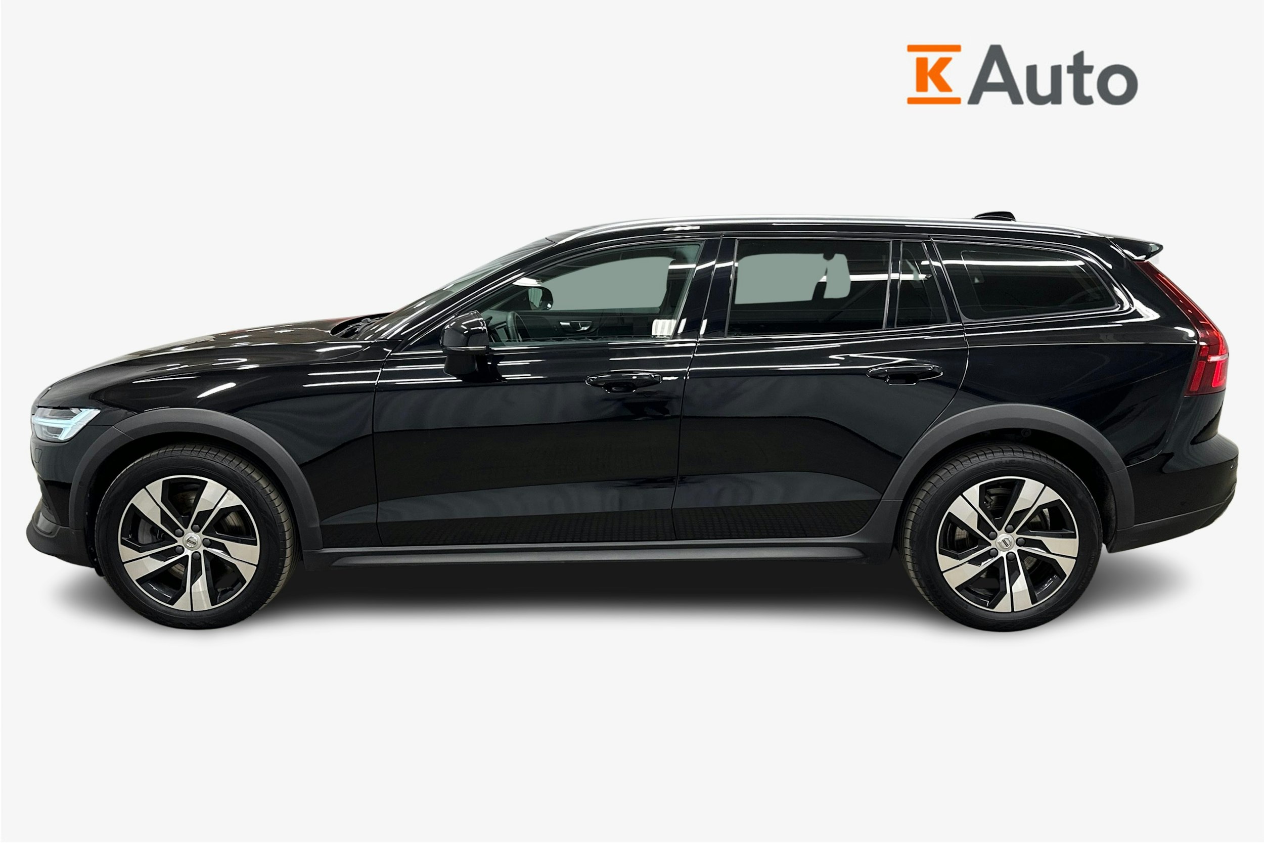 musta Volvo V60 Cross Country 2023 kuva 5.