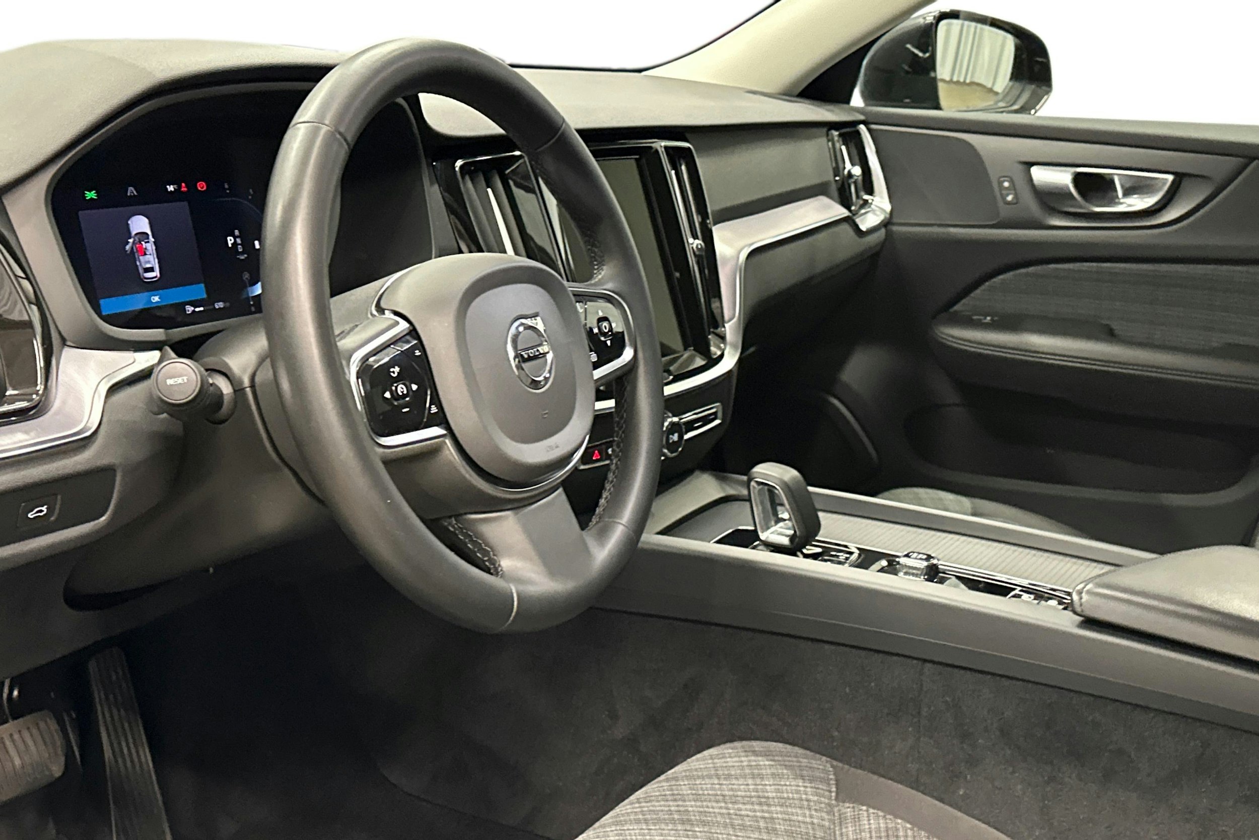 musta Volvo V60 Cross Country 2023 kuva 6.