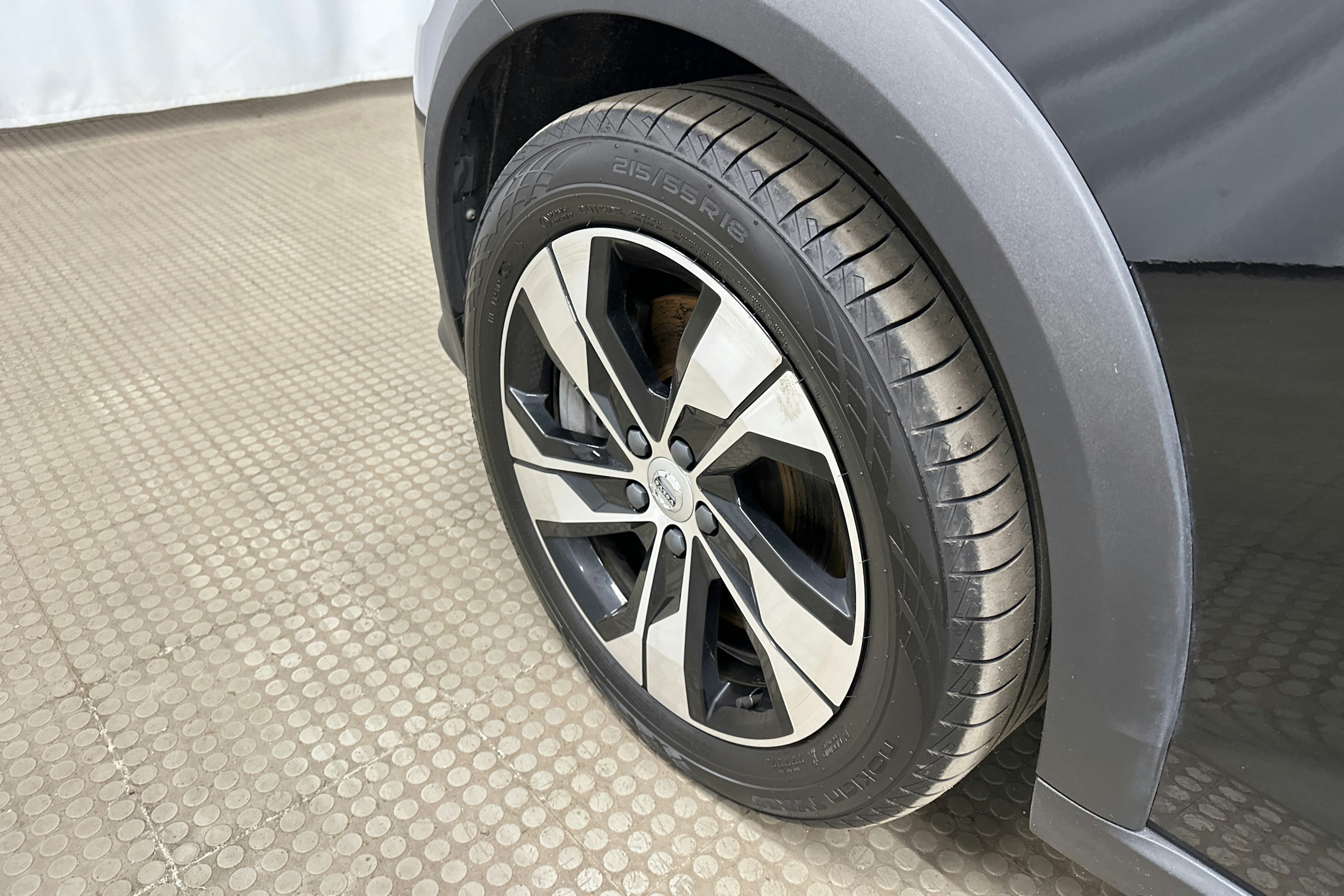 musta Volvo V60 Cross Country 2023 kuva 9.