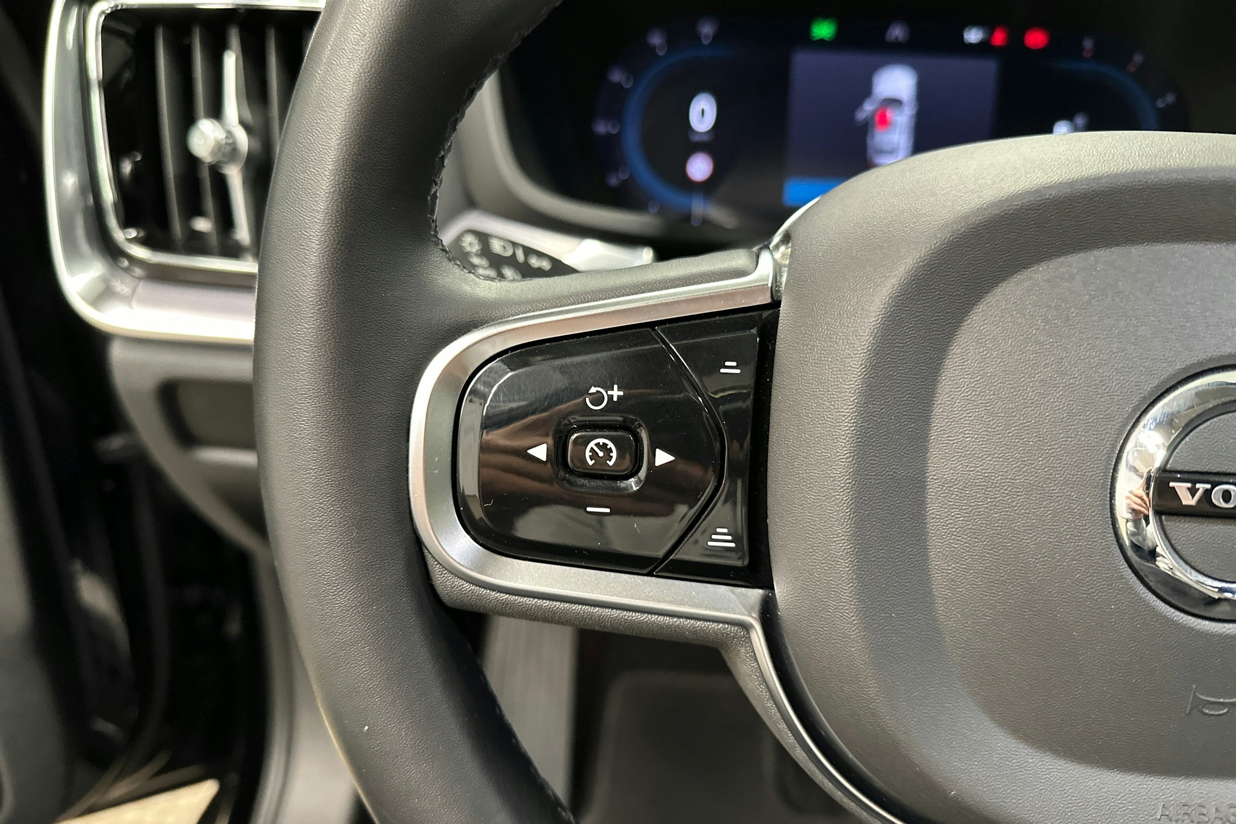 musta Volvo V60 Cross Country 2023 kuva 11.