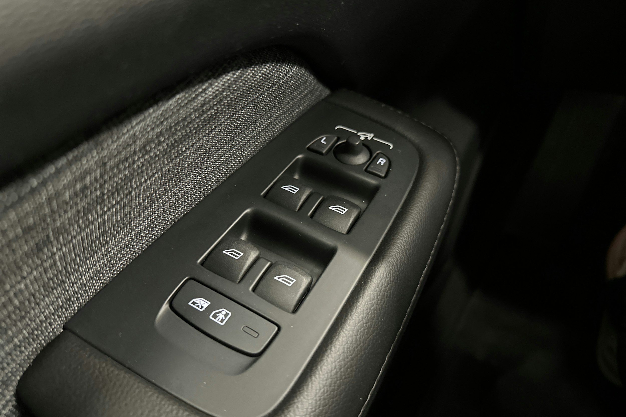 musta Volvo V60 Cross Country 2023 kuva 14.