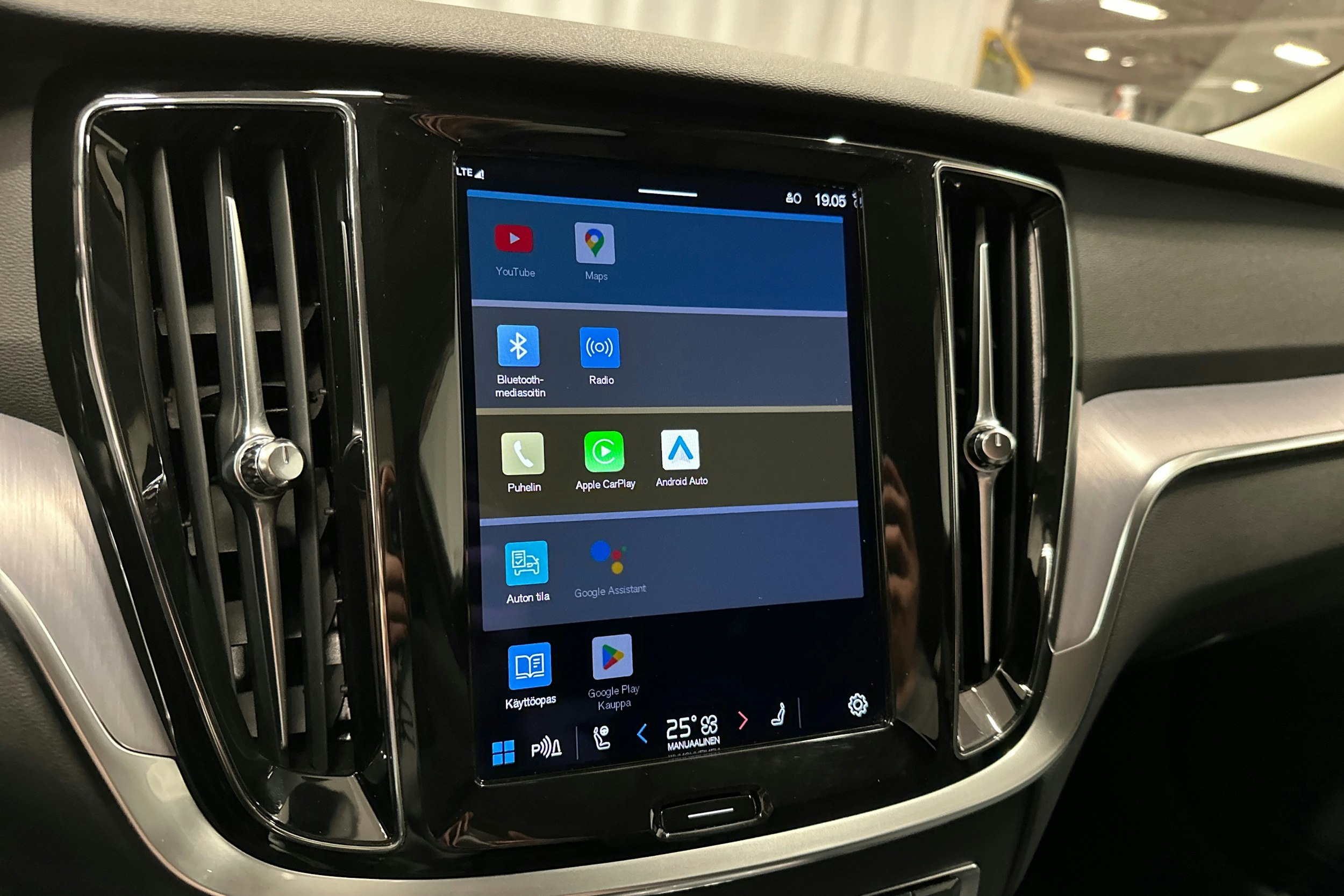musta Volvo V60 Cross Country 2023 kuva 16.