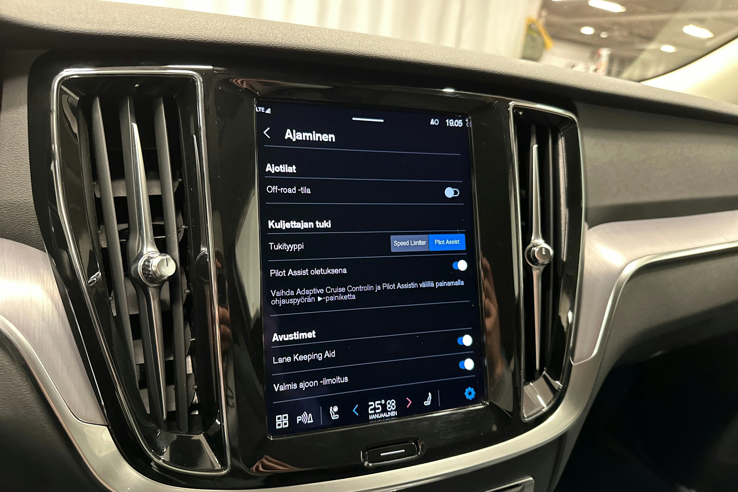 musta Volvo V60 Cross Country 2023 kuva 17.