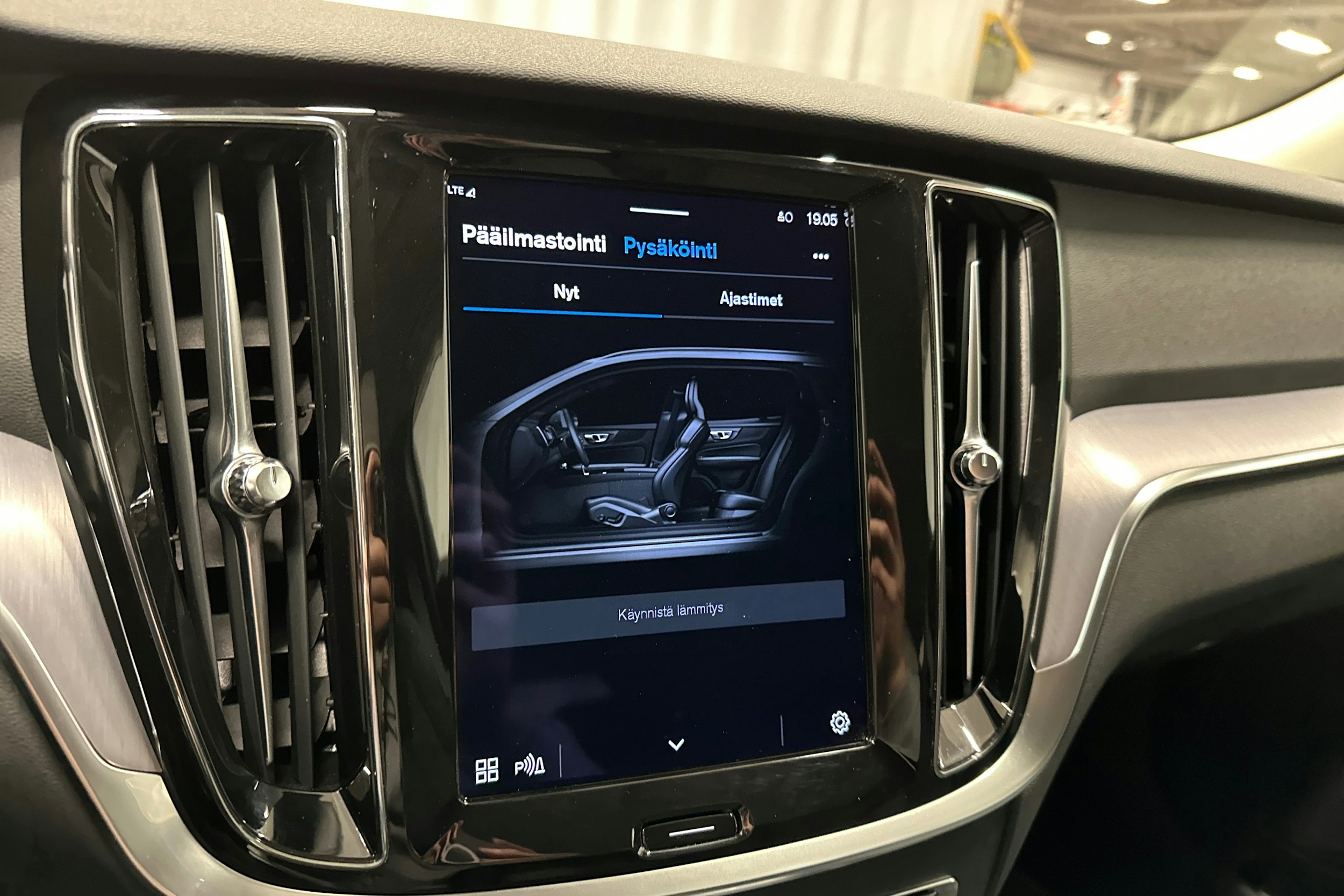 musta Volvo V60 Cross Country 2023 kuva 18.