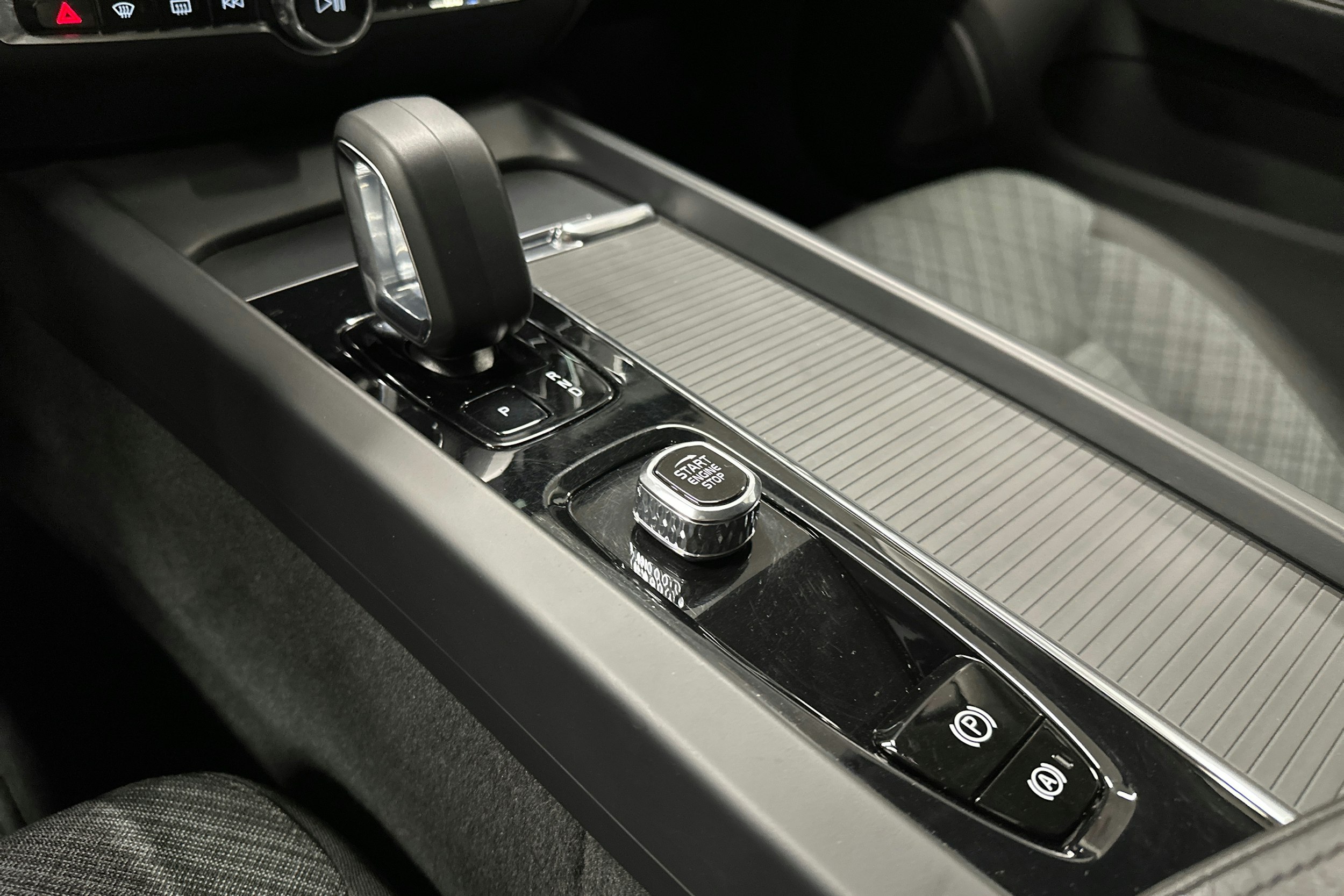 musta Volvo V60 Cross Country 2023 kuva 19.