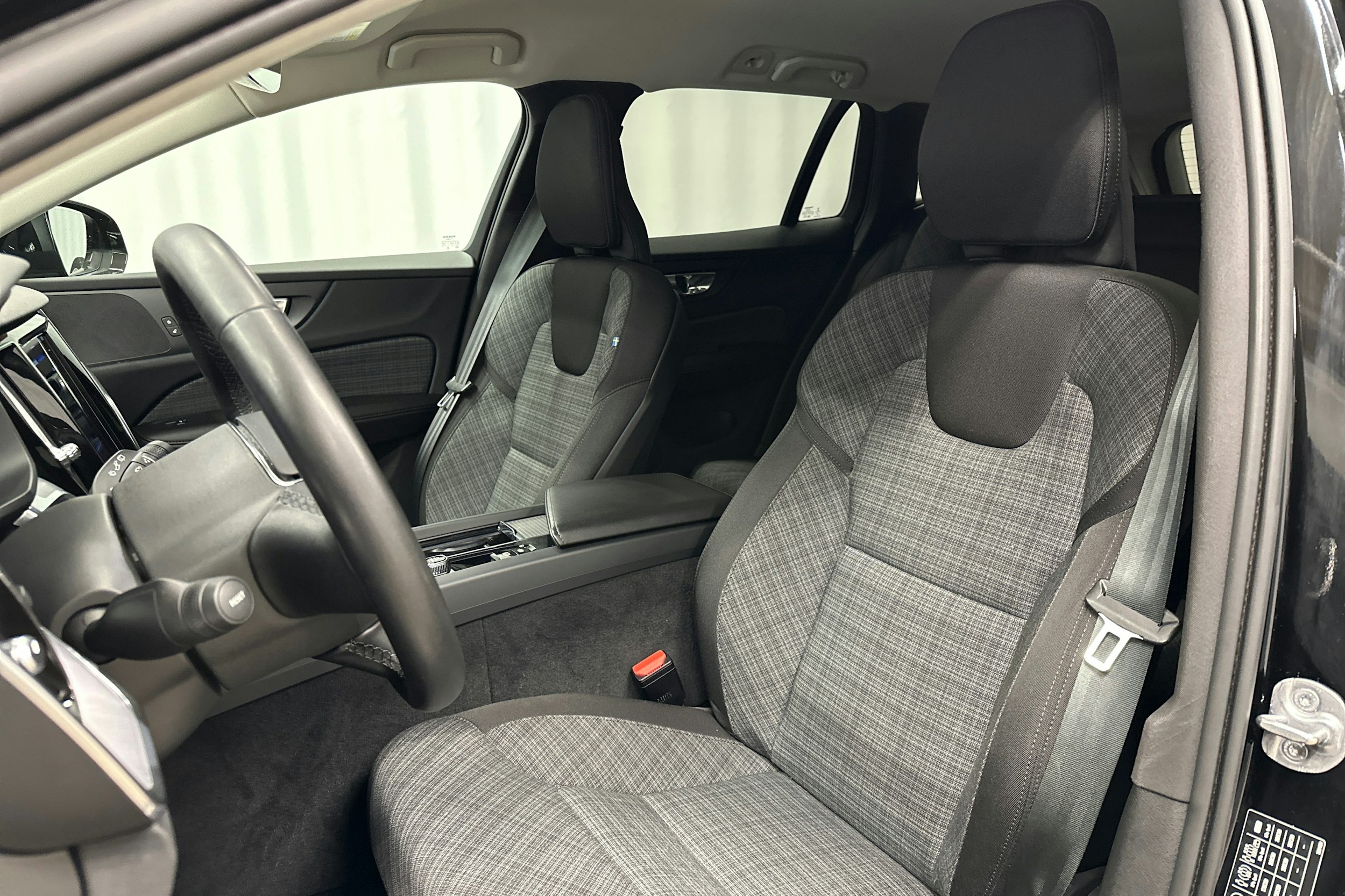 musta Volvo V60 Cross Country 2023 kuva 21.