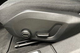 musta Volvo V60 Cross Country 2023 kuva 22.
