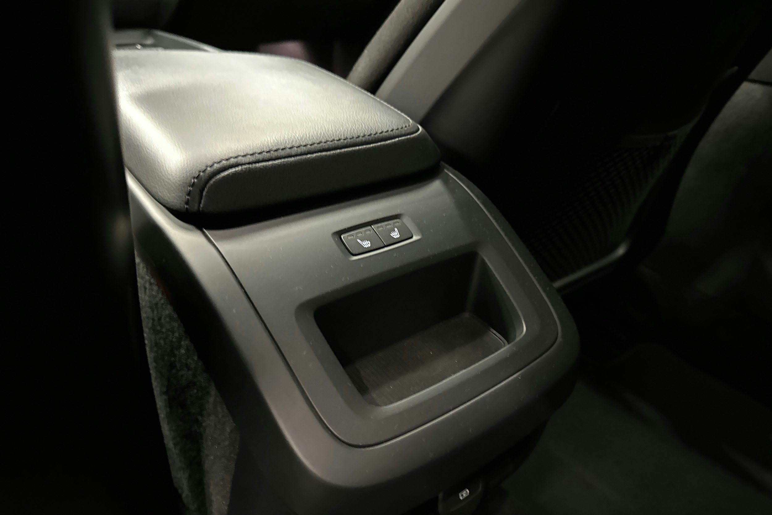 musta Volvo V60 Cross Country 2023 kuva 23.