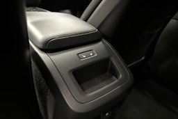 musta Volvo V60 Cross Country 2023 kuva 23.