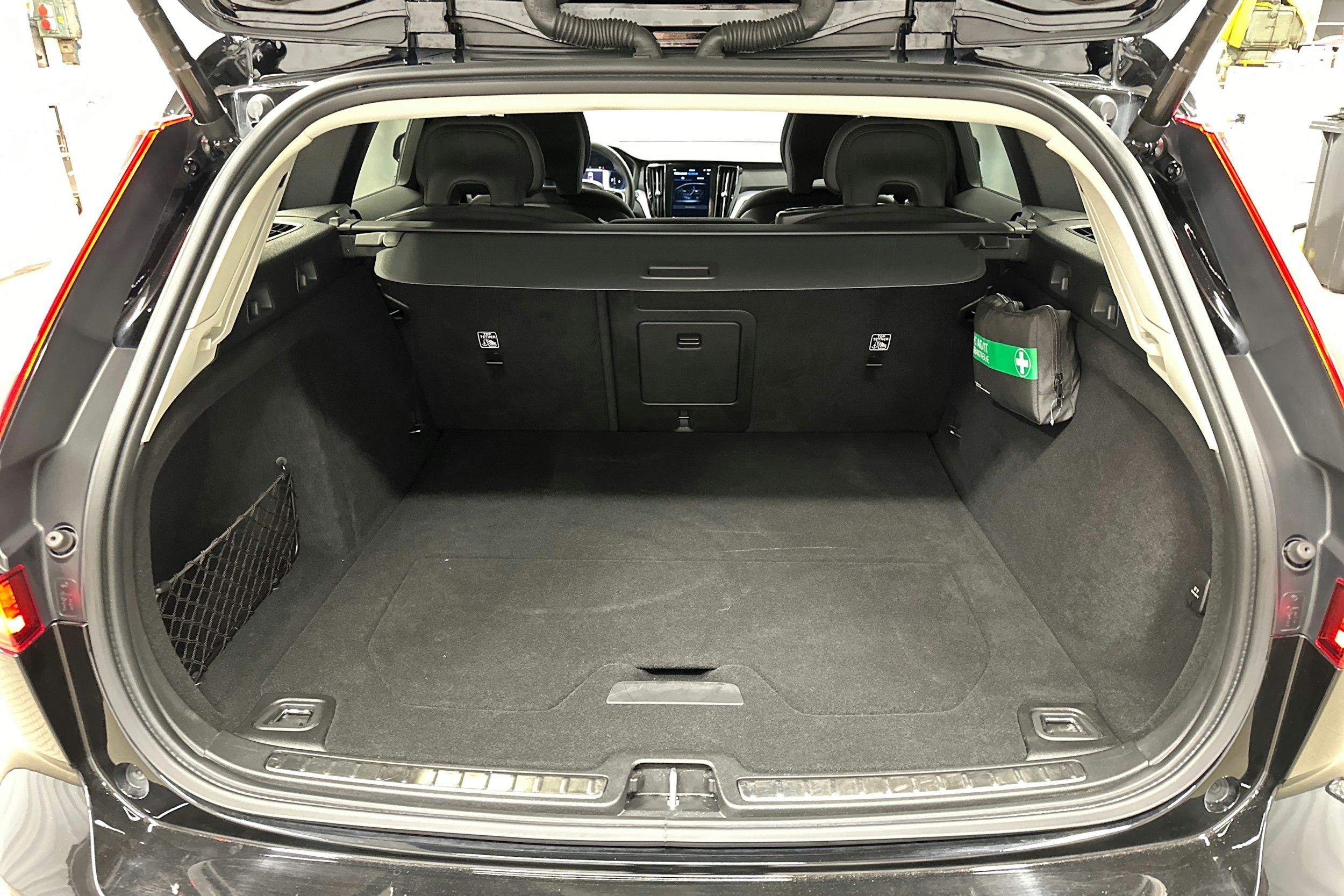 musta Volvo V60 Cross Country 2023 kuva 24.