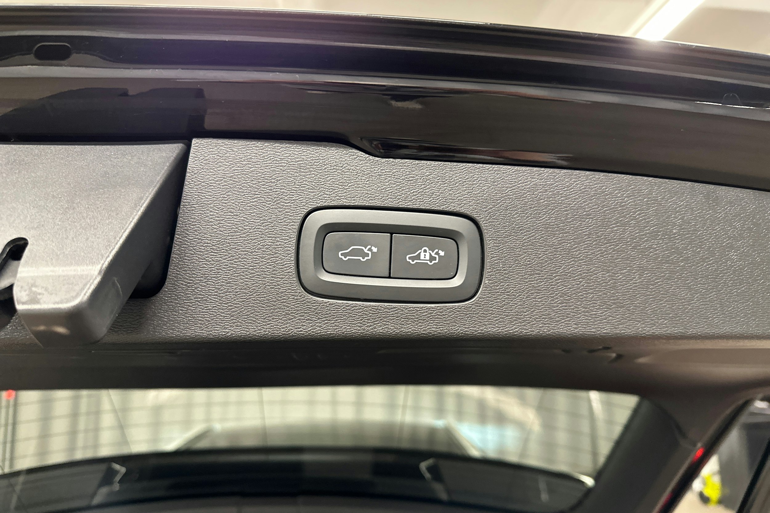 musta Volvo V60 Cross Country 2023 kuva 25.