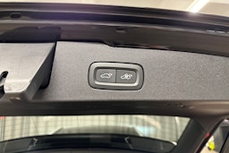 musta Volvo V60 Cross Country 2023 kuva 25.