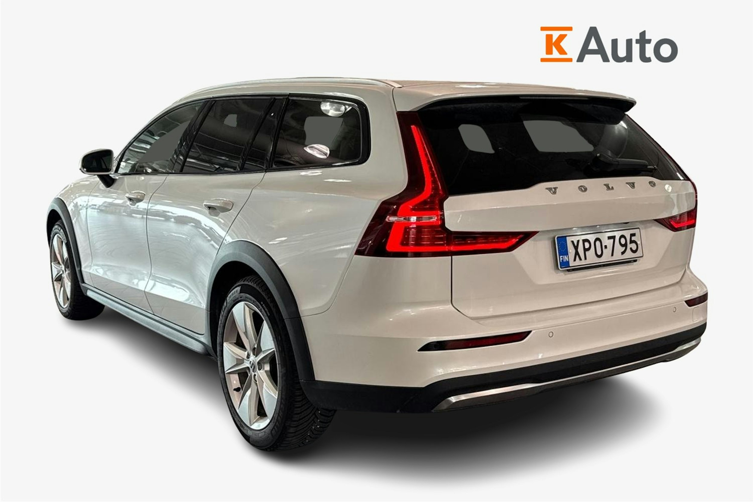 valkoinen Volvo V60 Cross Country 2023 kuva 2.