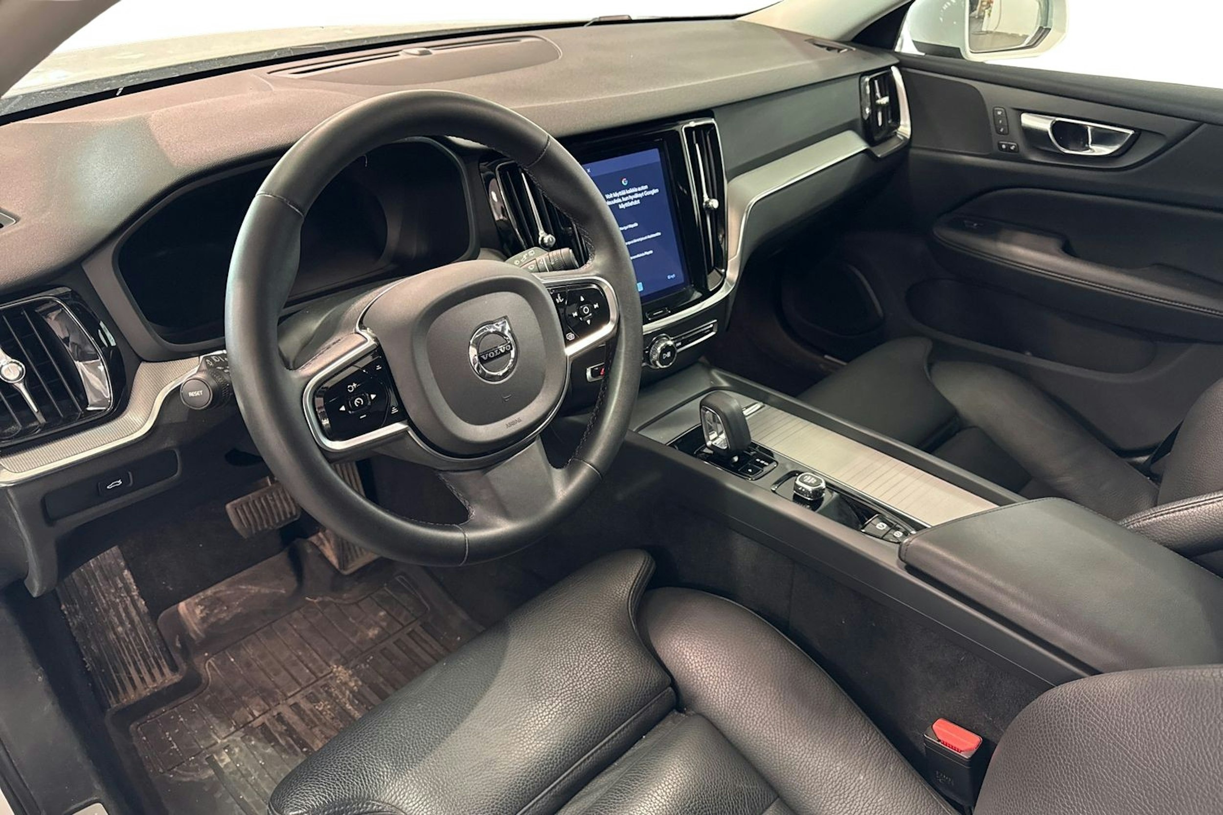 valkoinen Volvo V60 Cross Country 2023 kuva 3.