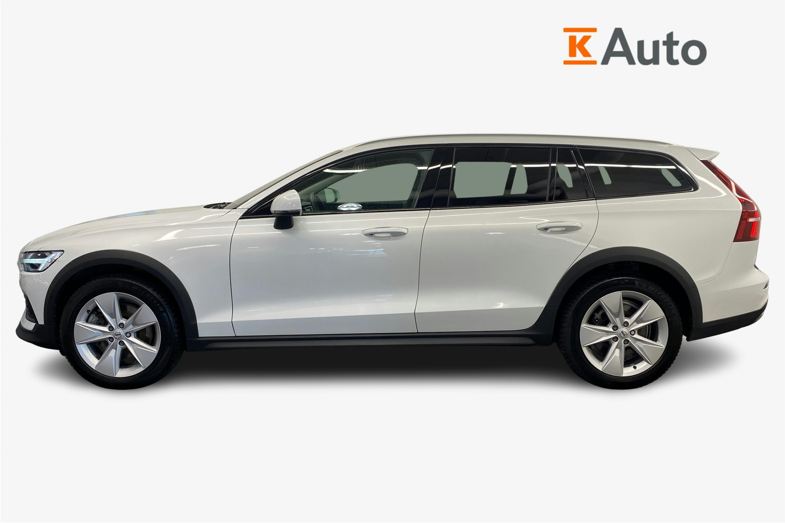 valkoinen Volvo V60 Cross Country 2023 kuva 5.