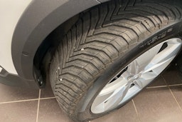 valkoinen Volvo V60 Cross Country 2023 kuva 11.