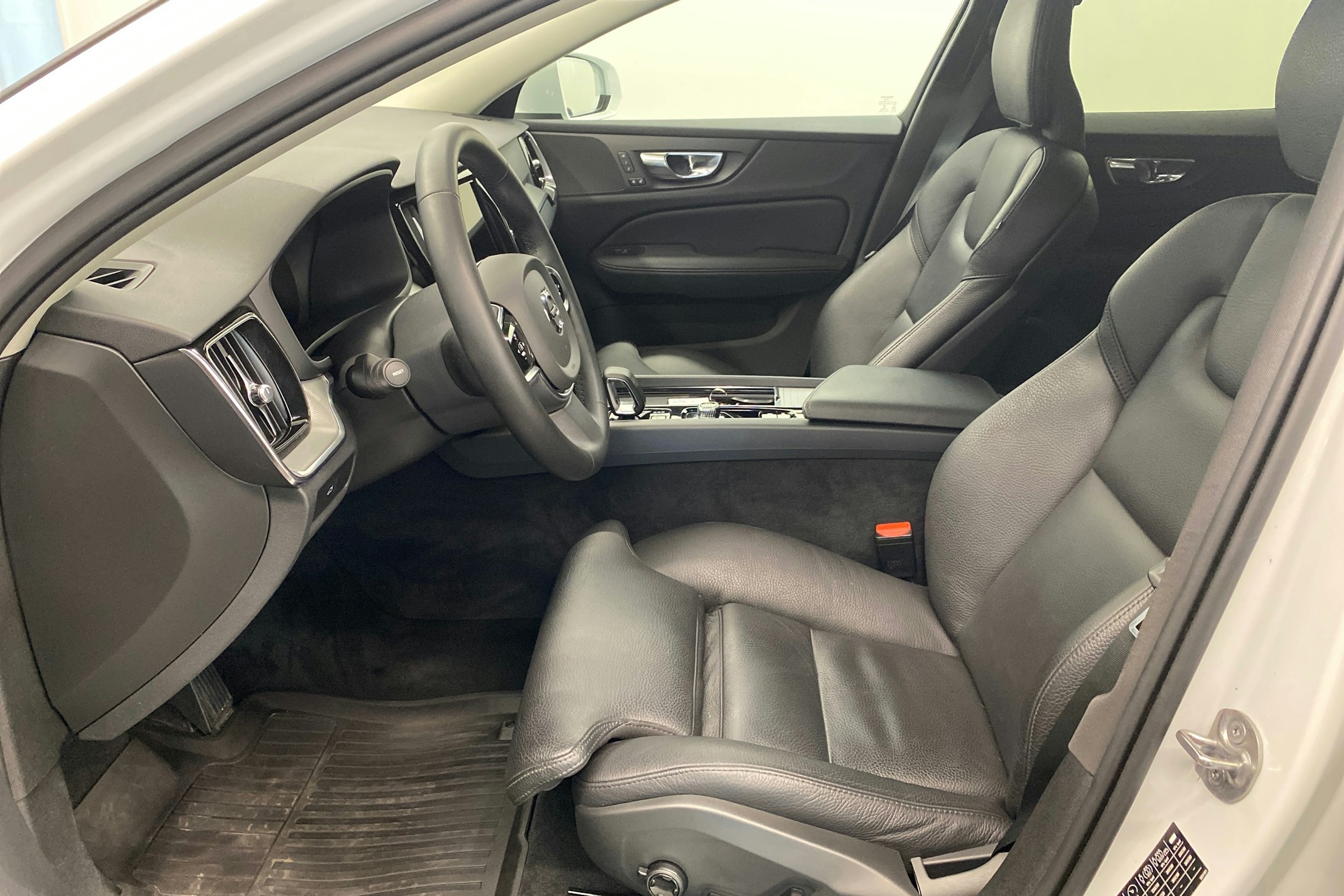 valkoinen Volvo V60 Cross Country 2023 kuva 23.
