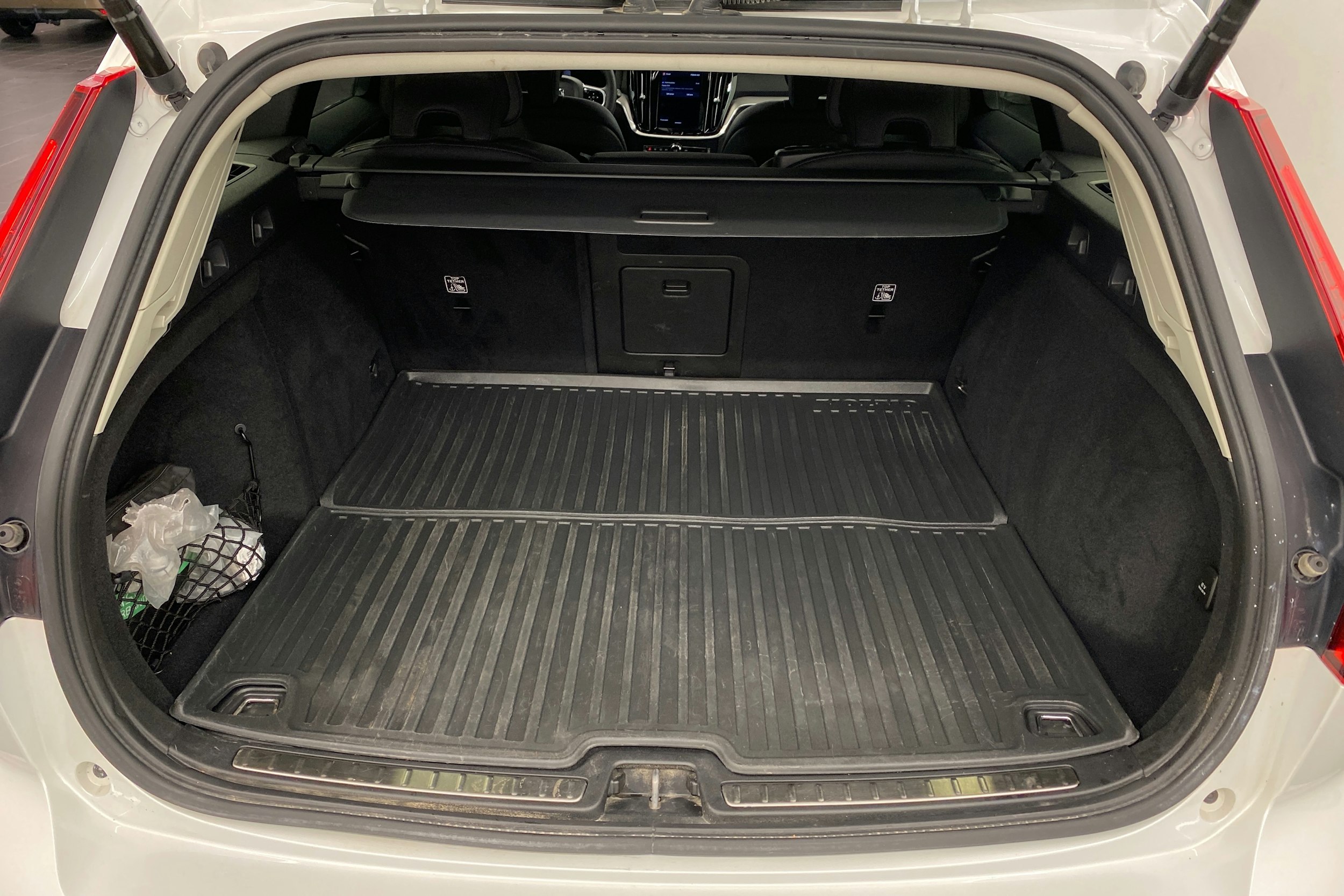 valkoinen Volvo V60 Cross Country 2023 kuva 24.
