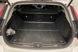 valkoinen Volvo V60 Cross Country 2023 kuva 24.
