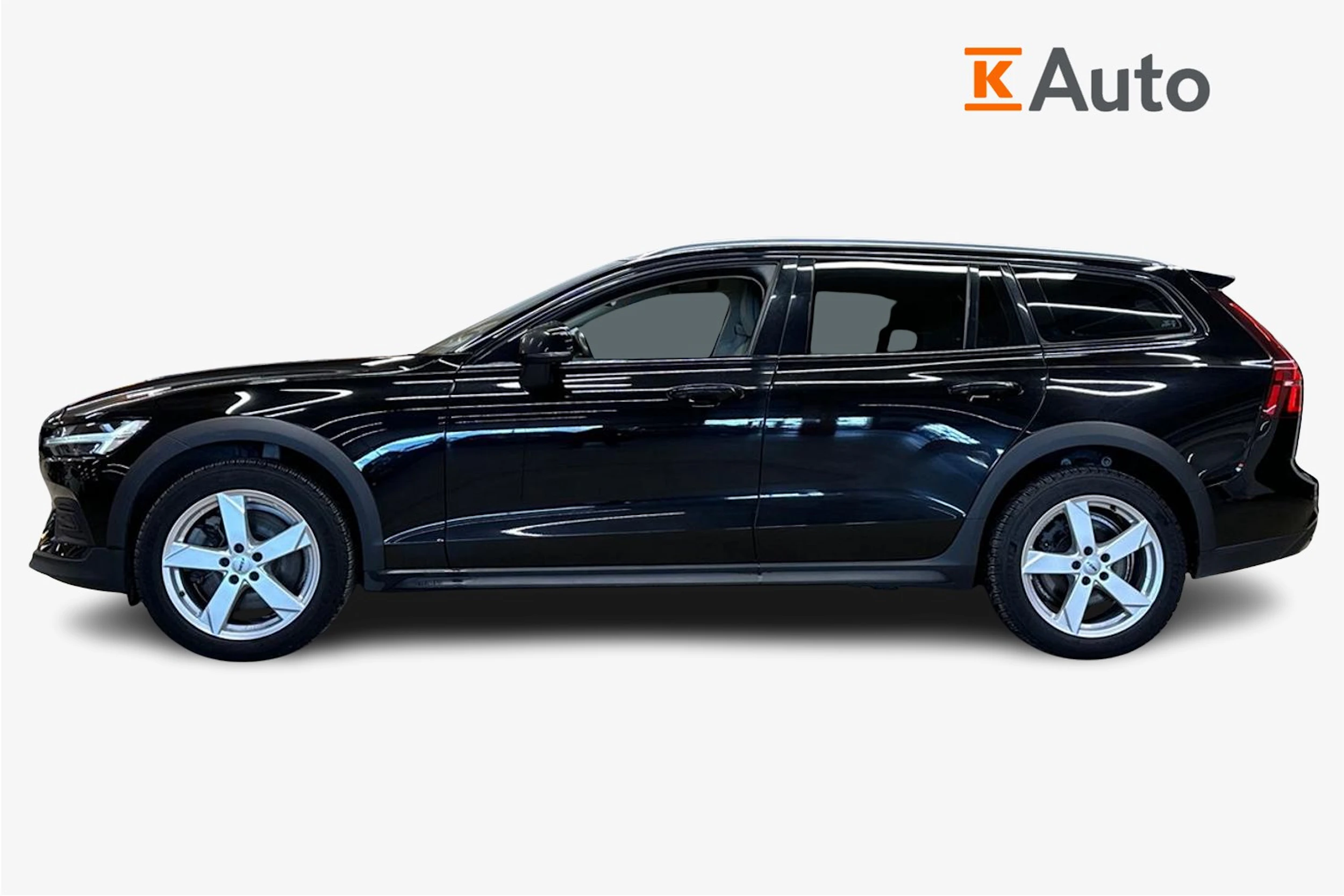 musta Volvo V60 Cross Country 2023 kuva 5.