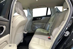 musta Volvo V60 Cross Country 2023 kuva 8.