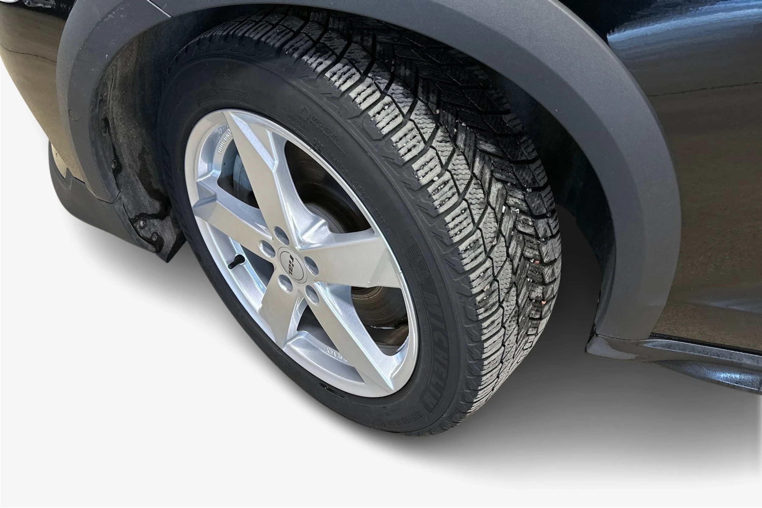 musta Volvo V60 Cross Country 2023 kuva 9.