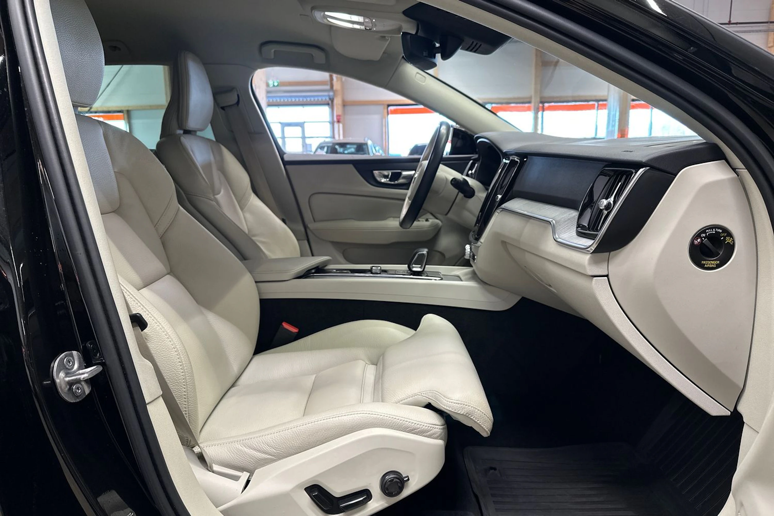 musta Volvo V60 Cross Country 2023 kuva 11.